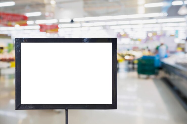Fotoğraf blank board with blur supermarket for background