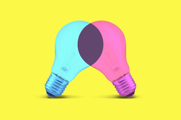 Fotoğraf blue and pink creative light bulb combine into purple color on yellow background creative idea teamwork concept think differently connection of minds and successful results