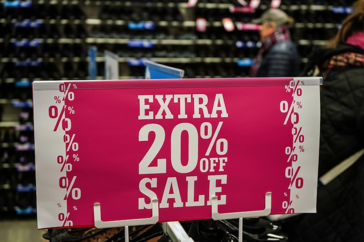 Fotoğraf bright pink extra 20 percent off sale sign at shoe shop