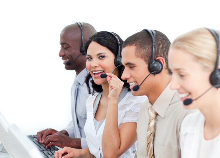 Fotoğraf brunette businesswoman and her team working in a call center