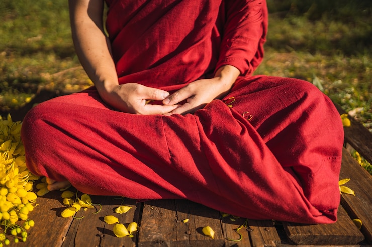 Fotoğraf buddhist monk meditating in the open air.