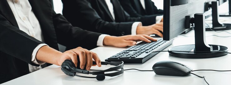 Fotoğraf business people wearing headset working in office to support remote customer or colleague call center telemarketing customer support agent provide service on telephone video conference oratory call