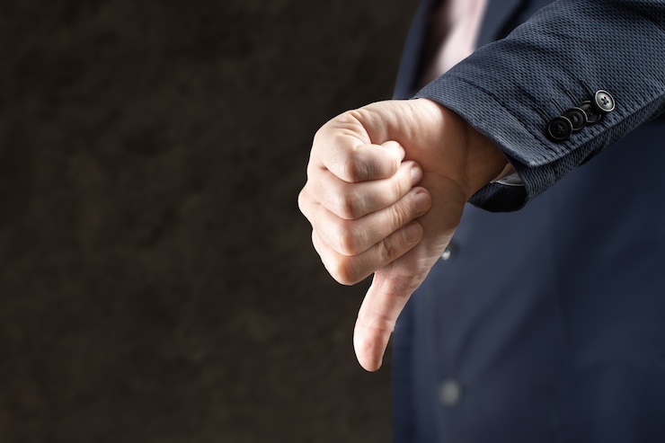 Fotoğraf businessman showing gesture with thumb down