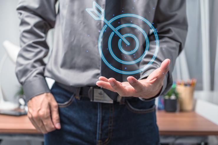 Fotoğraf businessman showing symbol target of business
