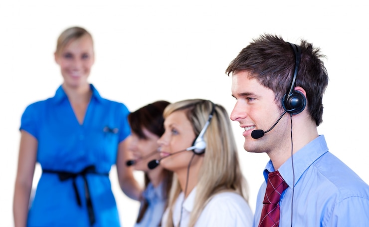 Fotoğraf businesspeople talking with headset 