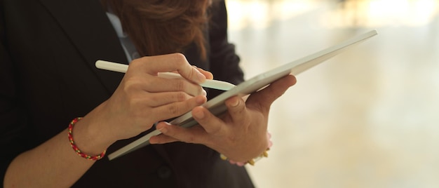 Cep telefonu kullanan kadının orta kısmı