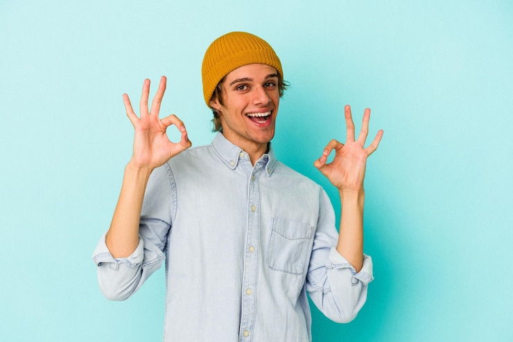 Fotoğraf cheerful and confident showing ok gesture