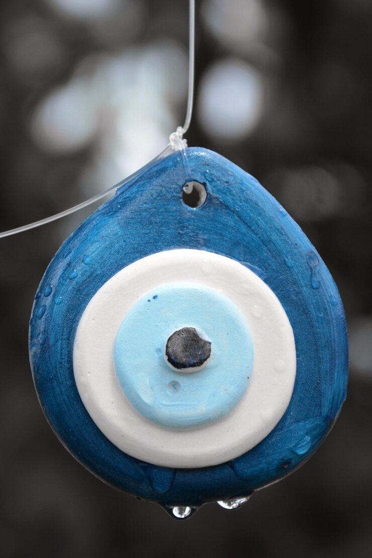 Fotoğraf close-up of blue container hanging on metal