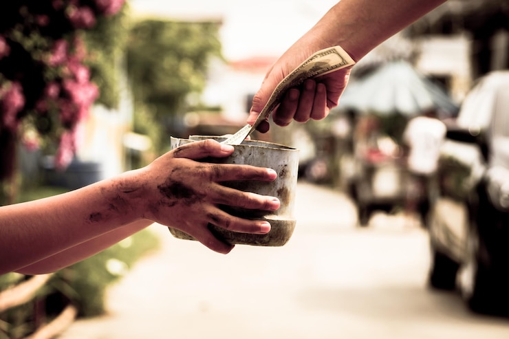 Fotoğraf close-up of hand holding drink