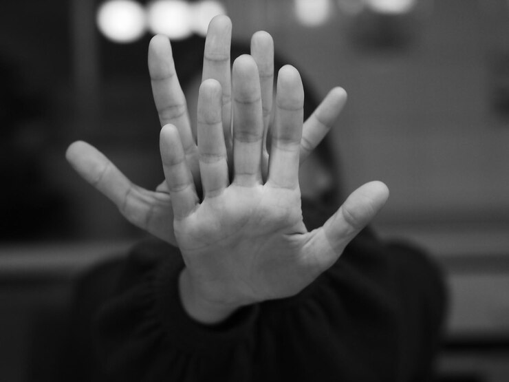 Fotoğraf close-up of human hand against blurred background
