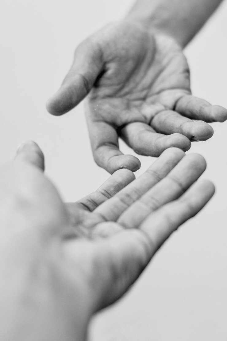 Fotoğraf close-up of man holding hands over white background