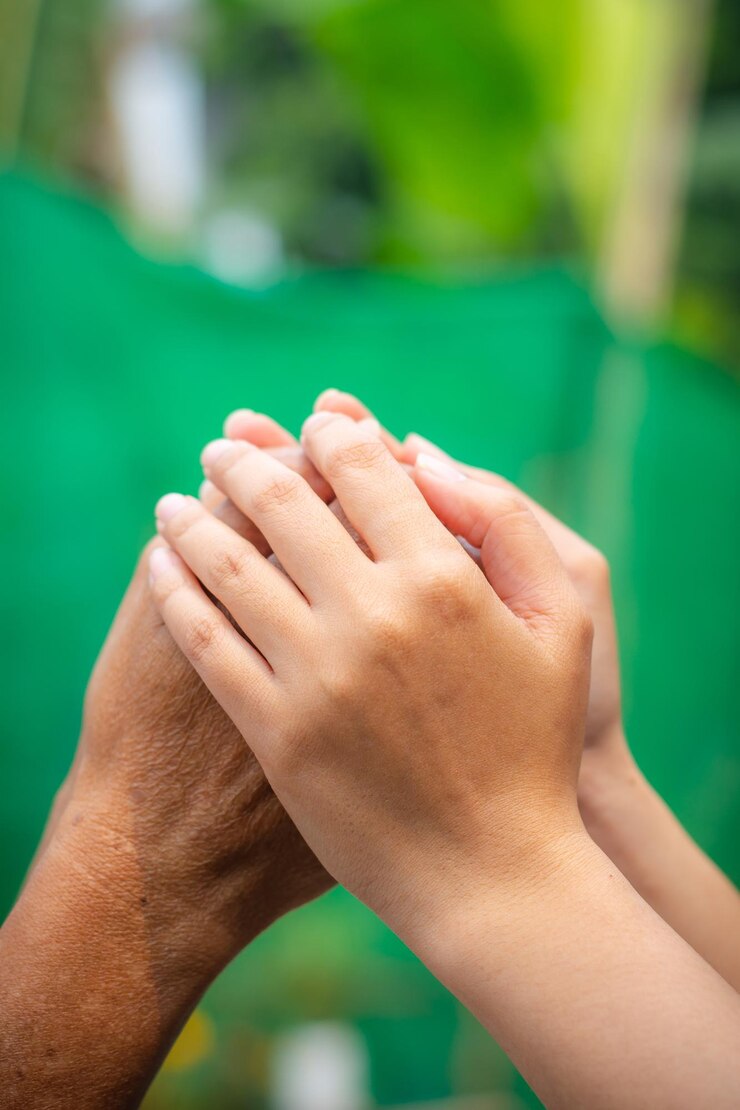 Fotoğraf close-up of people holding hands