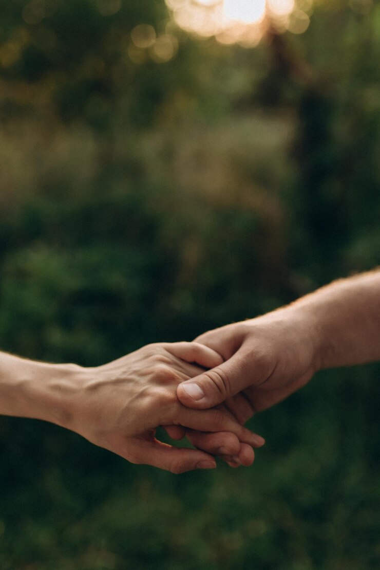 Fotoğraf closeup of loving couple holding hands