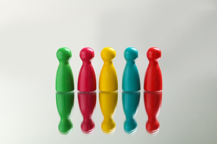 Fotoğraf colorful pawns on white background social inclusion concept