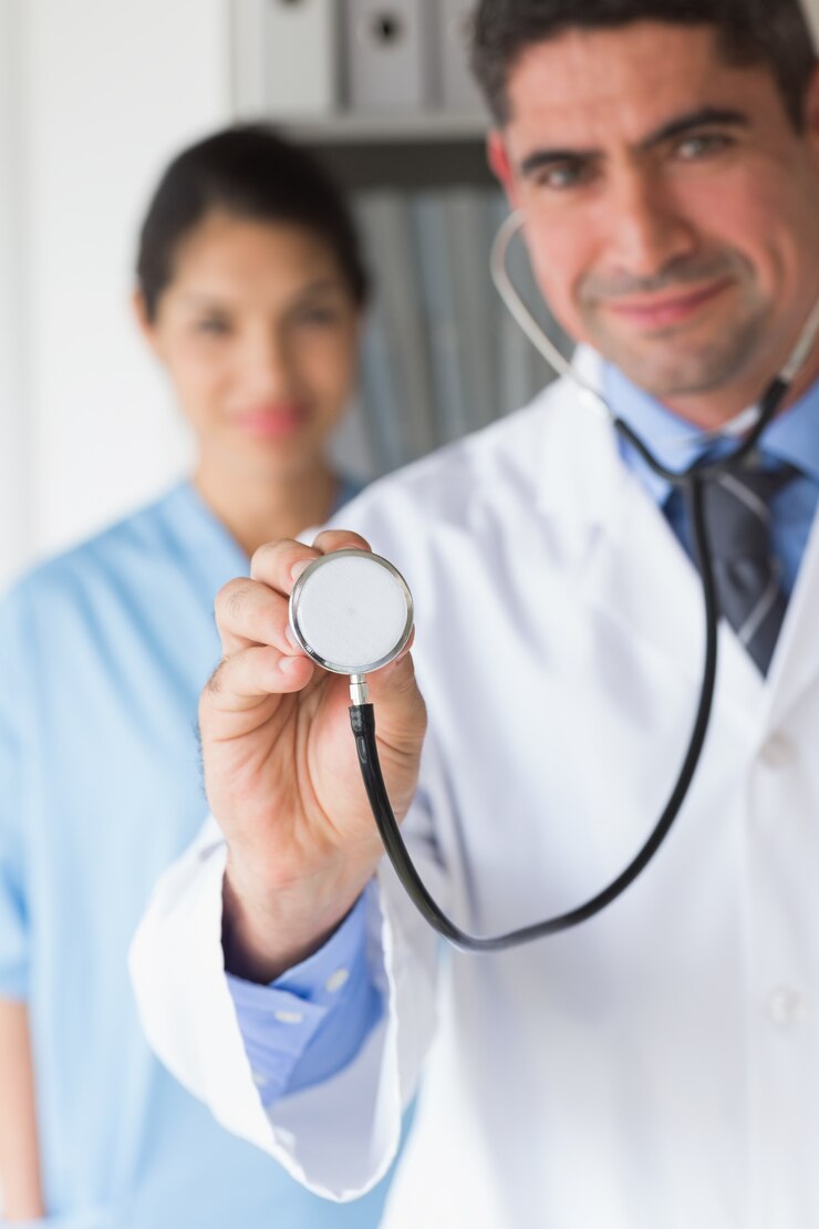 Fotoğraf confident doctor holding stethoscope 