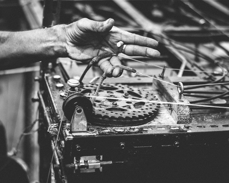 Fotoğraf cropped hand of person holding old abandoned machinery