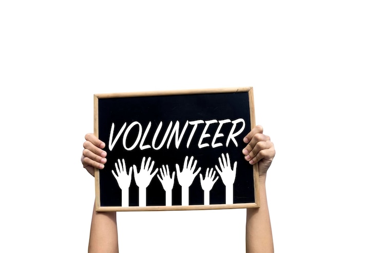 Fotoğraf cropped hands holding slate with message against white background