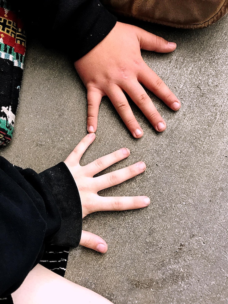 Fotoğraf cropped hands of child on footpath