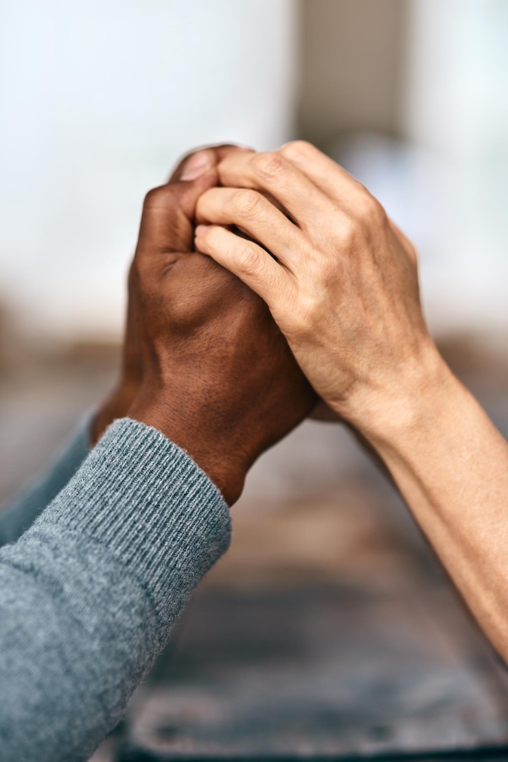 Fotoğraf cropped image of man holding hands