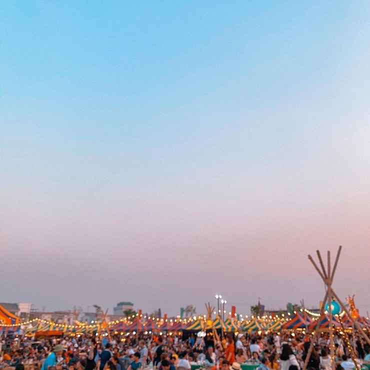 Fotoğraf crowd at music concert against sky
