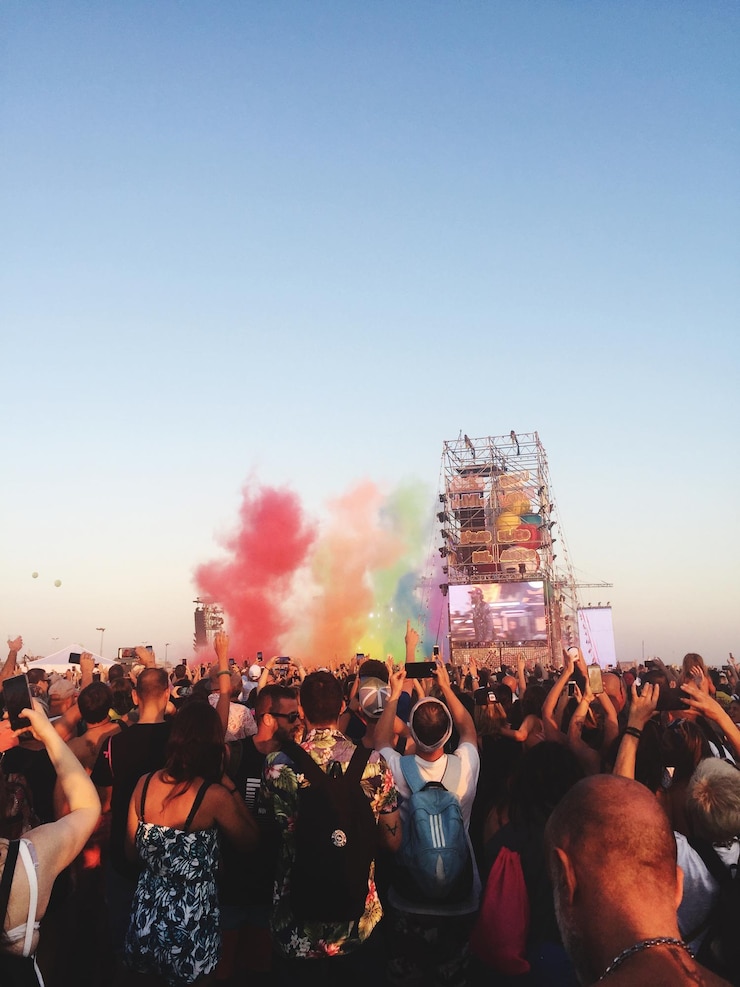 Fotoğraf crowd enjoying during festival in city against clear sky