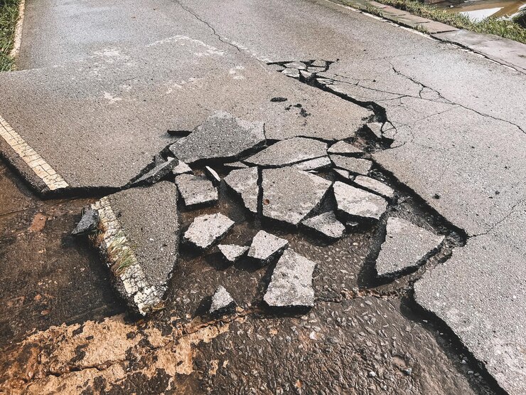 Fotoğraf çürümüş yol, asfalt kaplı, hasarlı soyulmuş hasarlı yol, yol onarımı bekleyen yol