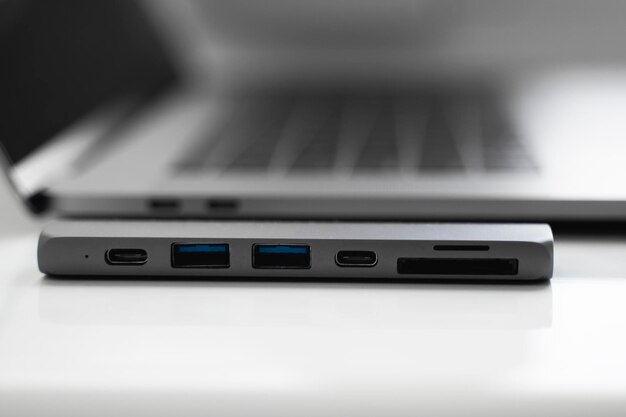 Dizüstü bilgisayar için Type-C konektörünün altındaki USB adaptörü