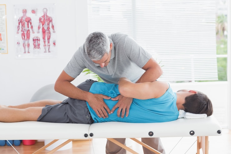 Fotoğraf doctor examining man back