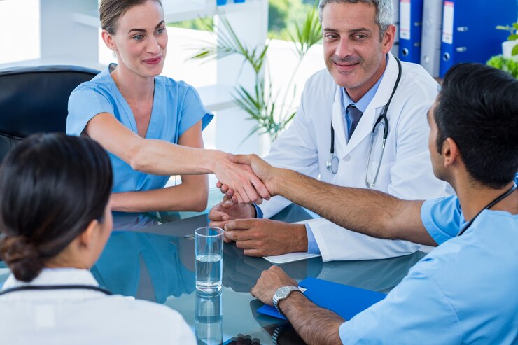 Fotoğraf doctors shaking hands during a meeting