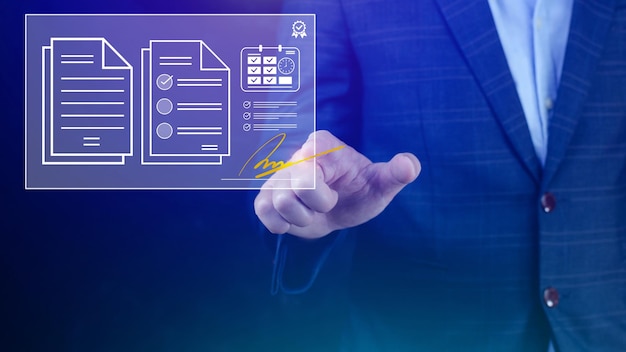 Elektronik İmza Kavramı Elektronik İmzalama İş adamı sanal dizüstü bilgisayar ekranında dijital belgelerde elektronik belgeleri kalem kullanarak imzalıyor Kağıtsız işyeri fikri