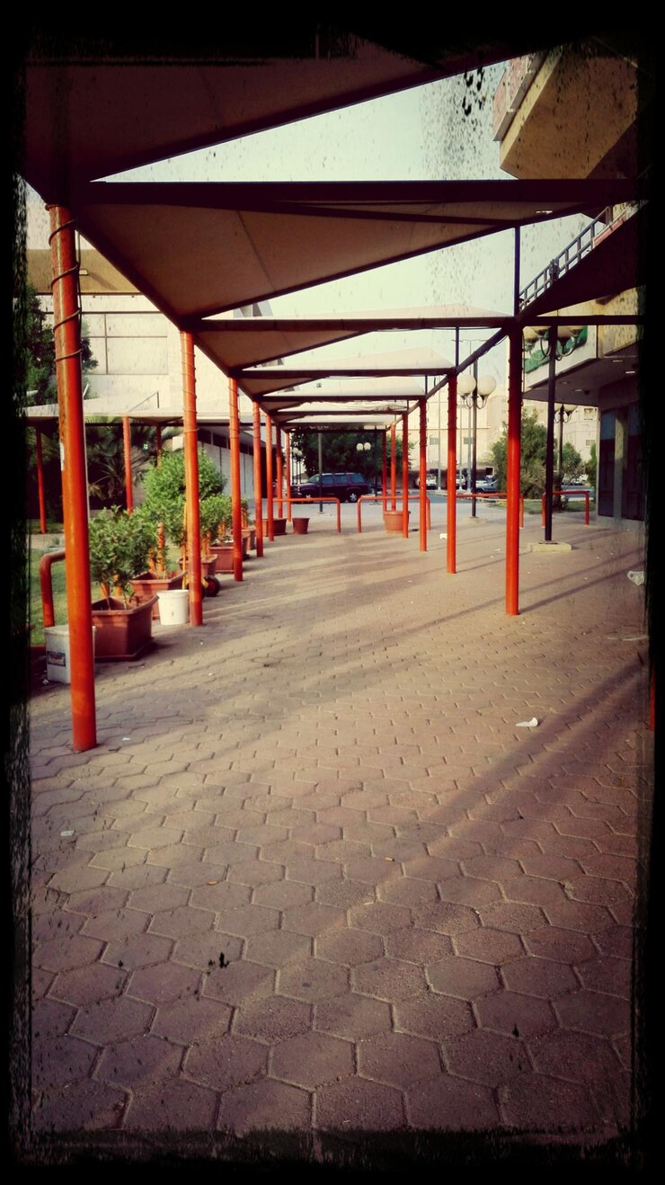 Fotoğraf empty walkway