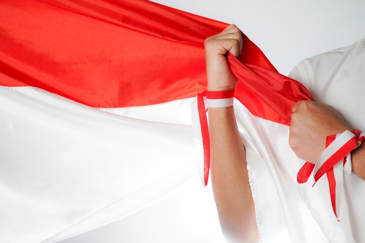 Fotoğraf excited asian youth celebrate indonesias independence day on august 17 by waving the flag