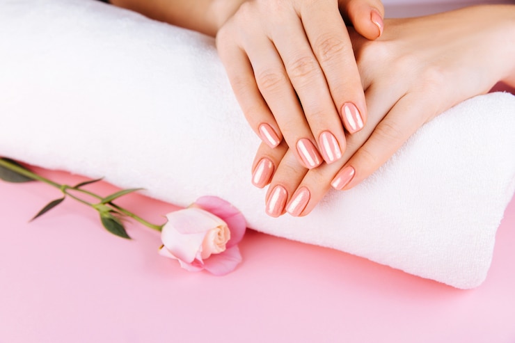 Fotoğraf female hands with pink manicure