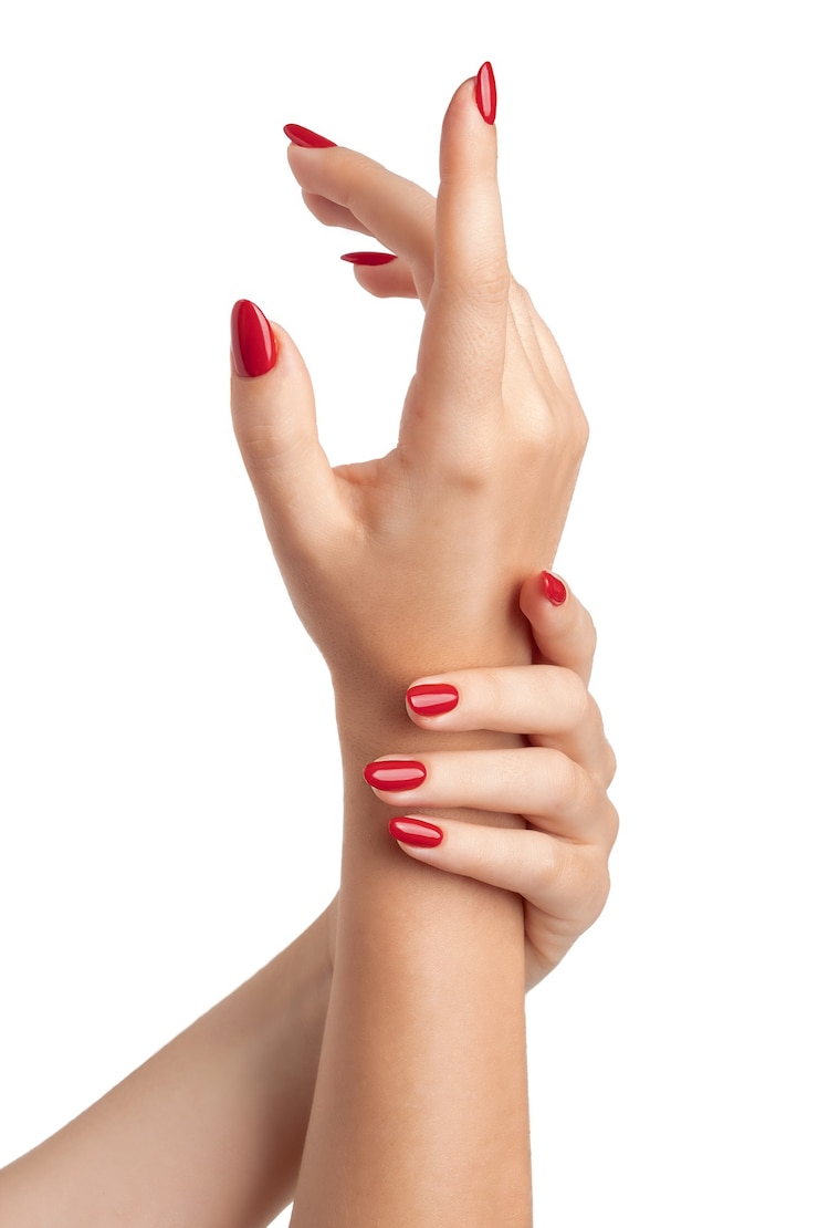 Fotoğraf female hands with red nail polish