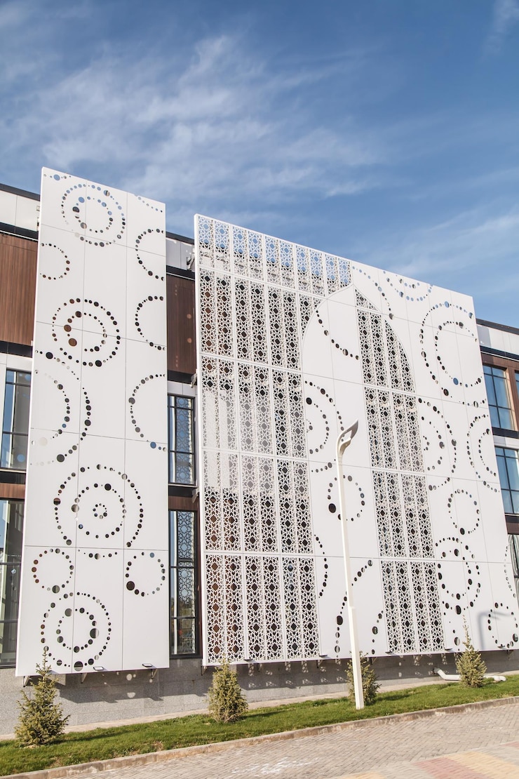 Fotoğraf finishing the building with modern materials from an aluminum facade fragment of a modern office bu