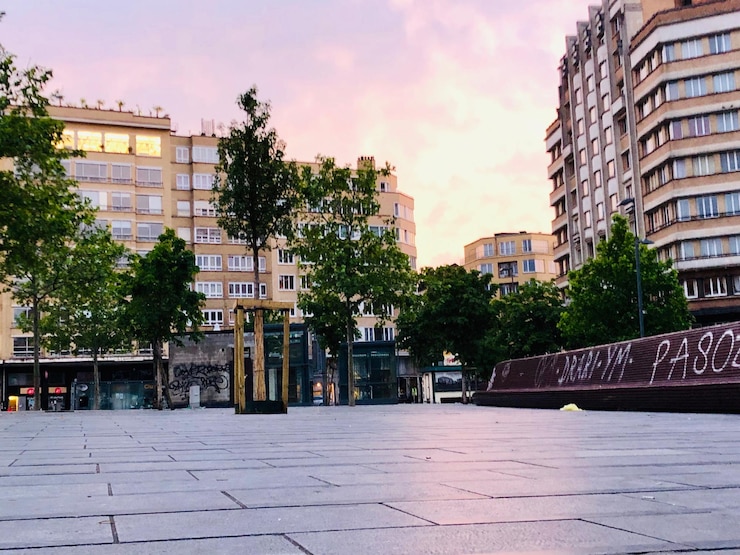 Fotoğraf footpath by buildings in city against sky