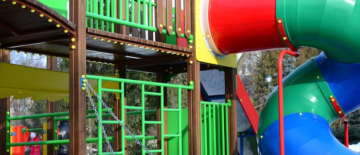 Fotoğraf fragment of a playground made of plastic and wood, painted in different colors