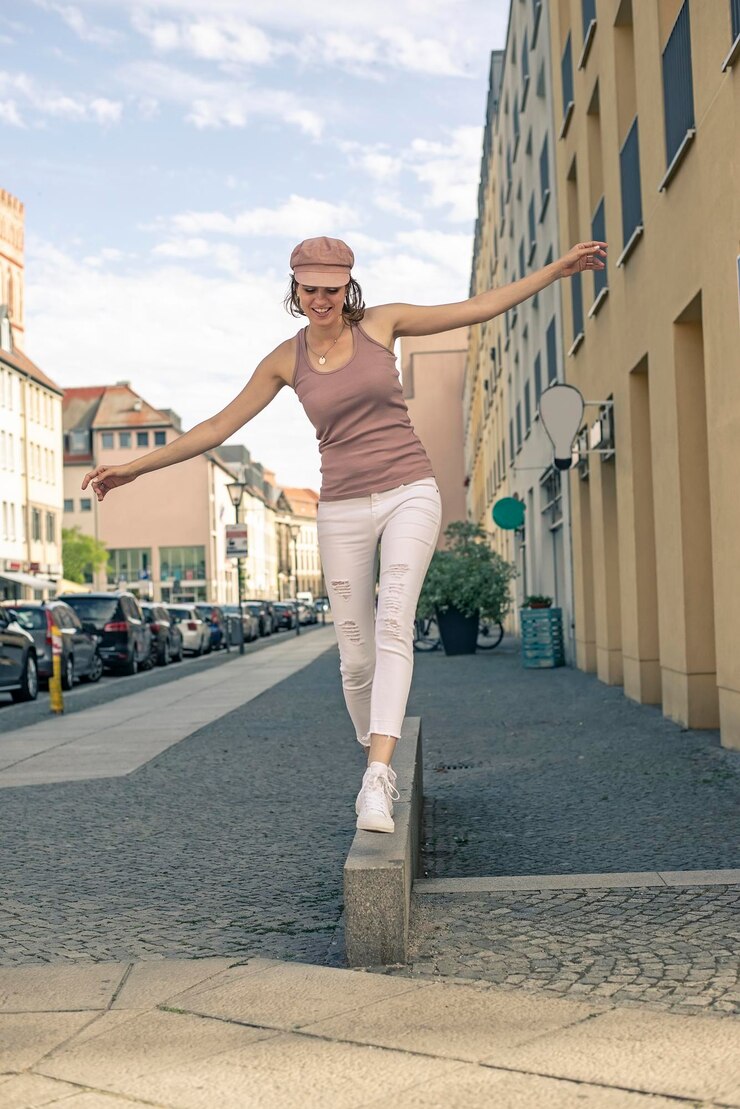 Fotoğraf full length of woman exercising on footpath