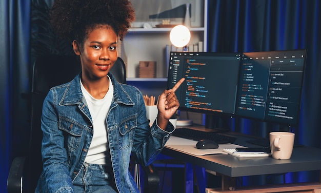 Genç Afrikalı IT geliştiricisi, programı sunuyor ve kamera meraklısına odaklanıyor