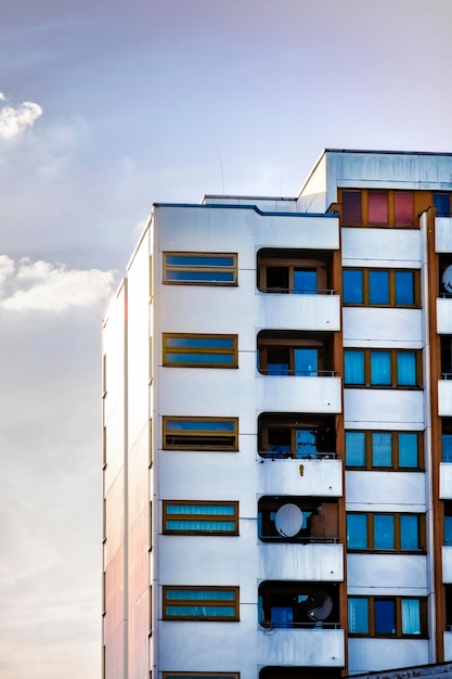 Gökyüzüne karşı binanın düşük açıdan görünümü
