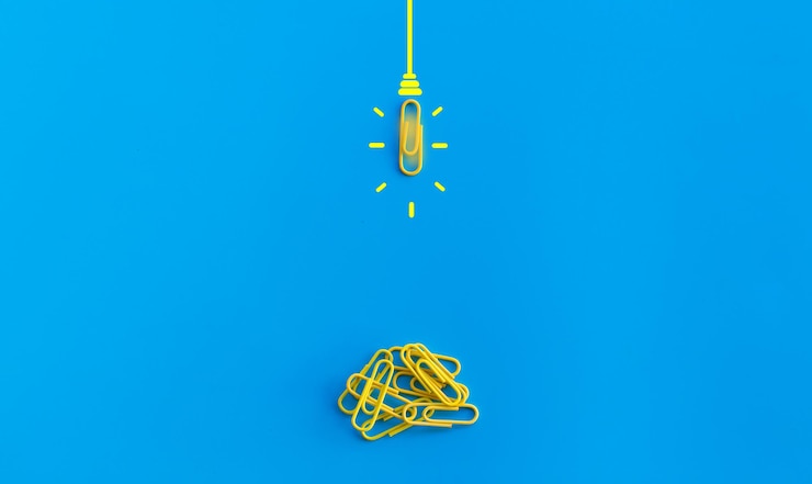 Fotoğraf great ideas concept with paperclipthinkingcreativitylight bulb on blue background