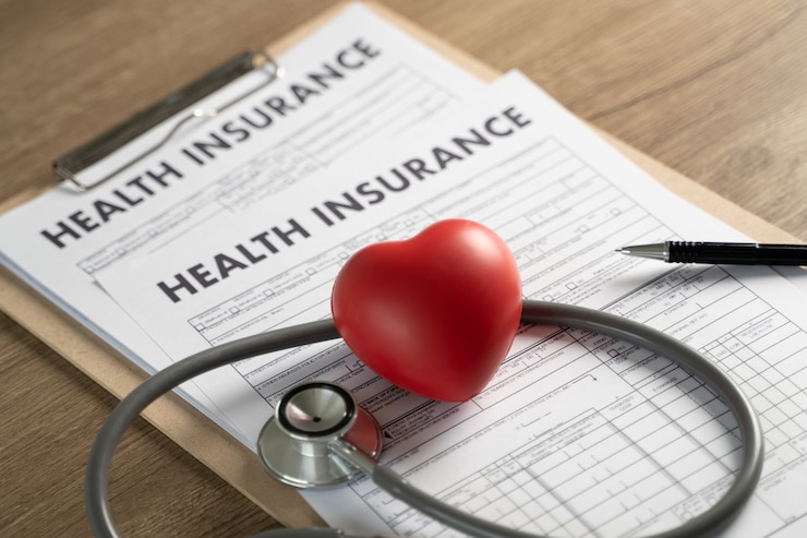 Fotoğraf health insurance in clipboard, stethoscope and heart