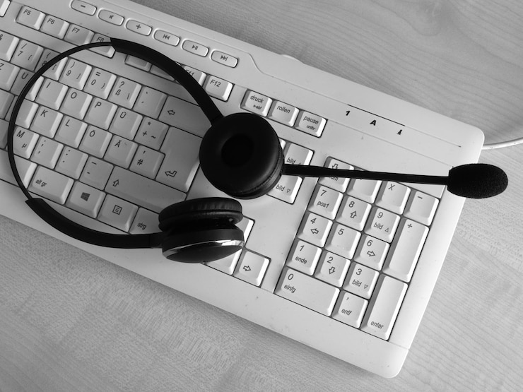 Fotoğraf high angle view of headphones on computer keyboard at table