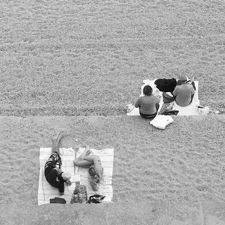 Fotoğraf high angle view of people relaxing at beach