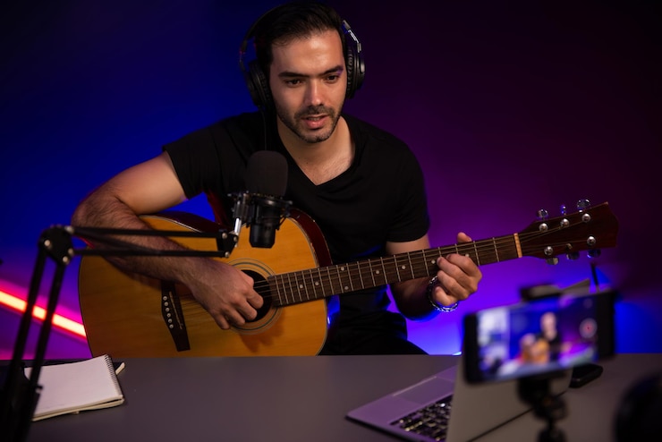 Fotoğraf influencer yaratıcı ses canlı yayında şarkı söyleyerek gitar çalıyor surmise