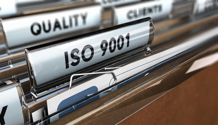 ISO 9001 kelimesi olan bir dosya sekmesinde yakın çekim, ana metne odaklanma ve bulanıklık efekti. Kalite Standartları illüstrasyonu için konsept resim
