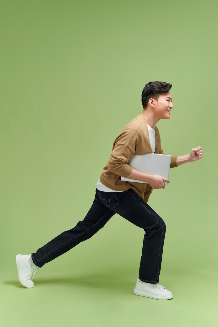 Fotoğraf isolated business man run with laptop