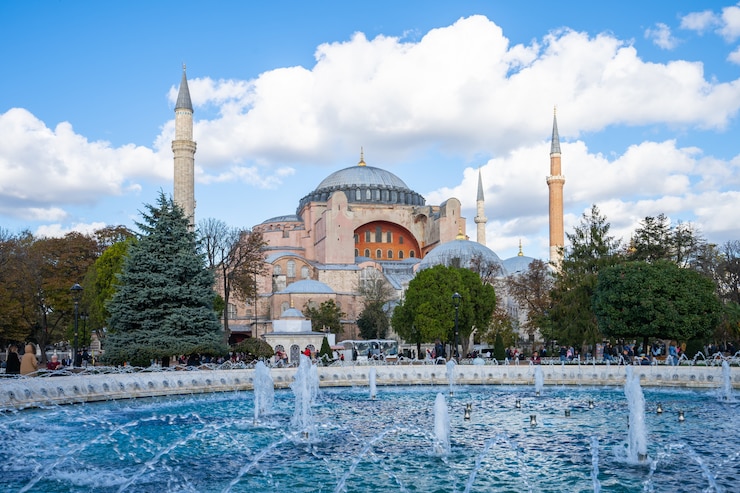 Fotoğraf i̇stanbul, türkiye şehrindeki ayasofya ile i̇stanbul silüeti