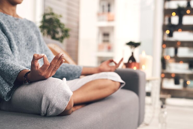 Fotoğraf low section of woman sitting on sofa at home