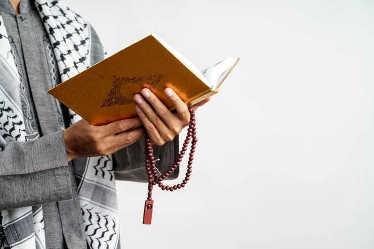 Fotoğraf male gesture holding quran and prayer beads